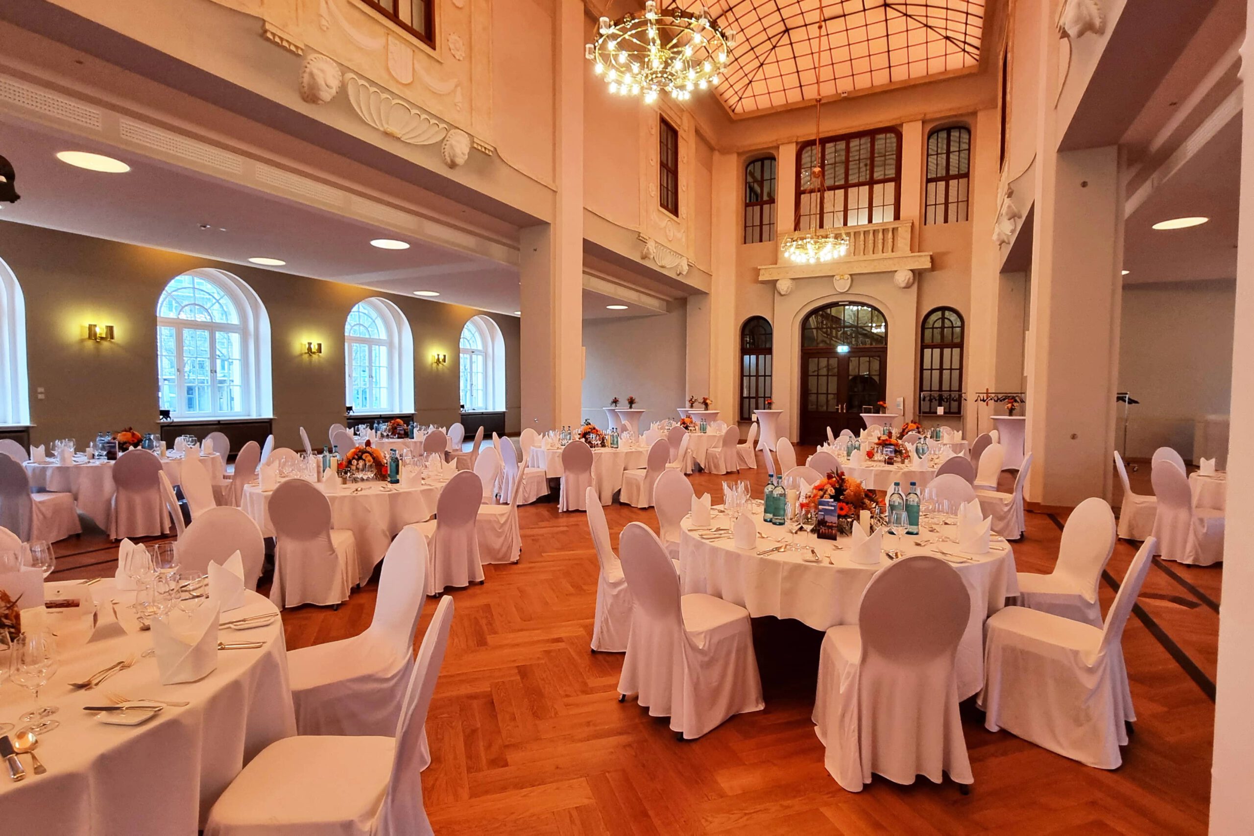 Firmen-Galadinner an runden Banketttischen im Löwensaal Dresden